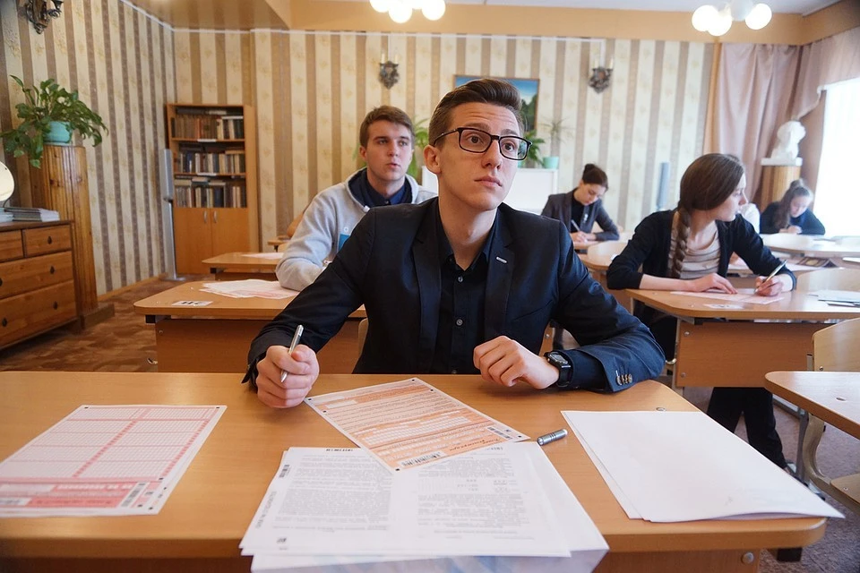 Старшеклассник готовится к ЕГЭ
